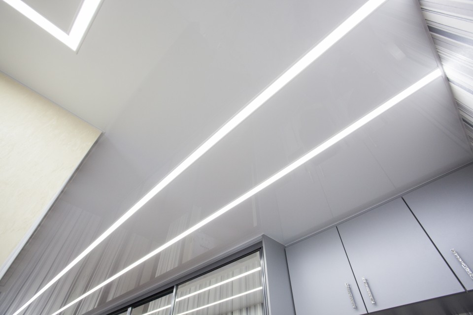 Заказать световые потолки с линией света в г. Уссурийск